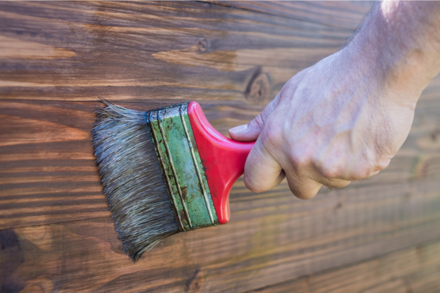 Varnishing wooden surface